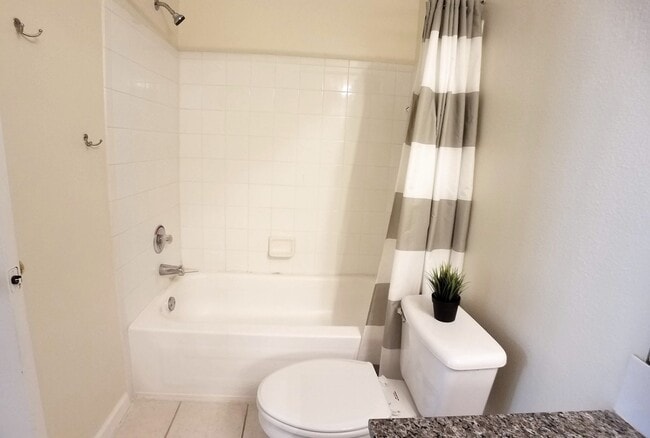 Building Photo - Gorgeous 2/2 condo for rent next to Waterf...