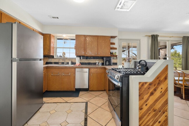 Building Photo - 17097 Lake Sequoyah Dr