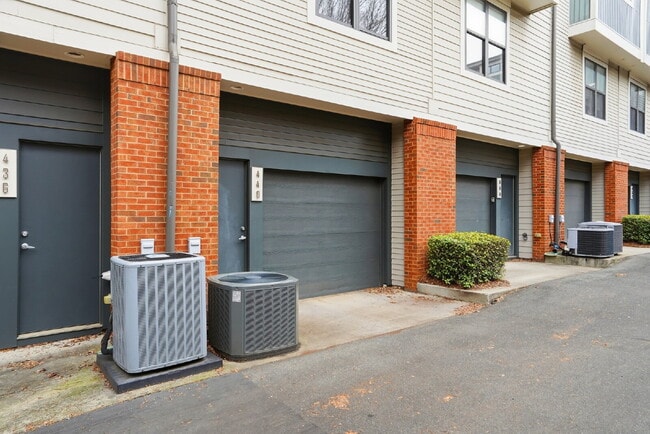 Building Photo - Modern Multi-Level 2BR Retreat with Garage Near Uptown Charlotte