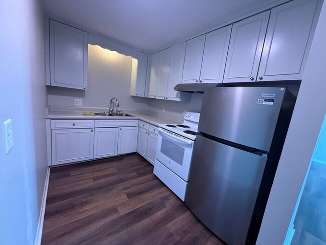 Building Photo - 2 Bedroom Unit was recently renovated. Liv...