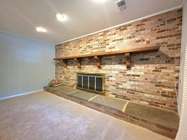 Building Photo - 2215 Collingwood Rd