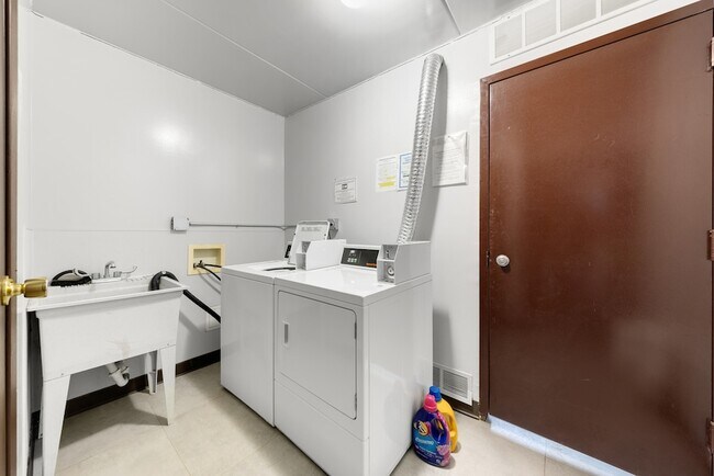 Building Photo - 5325 Waterbury Ct