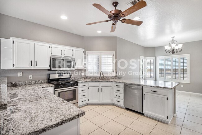 Building Photo - Cozy home on large lot with pool and Solar!