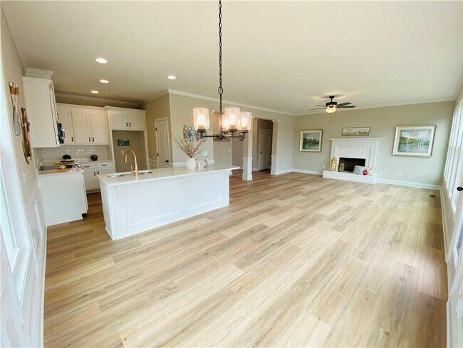 Building Photo - 6960 Diana Cir