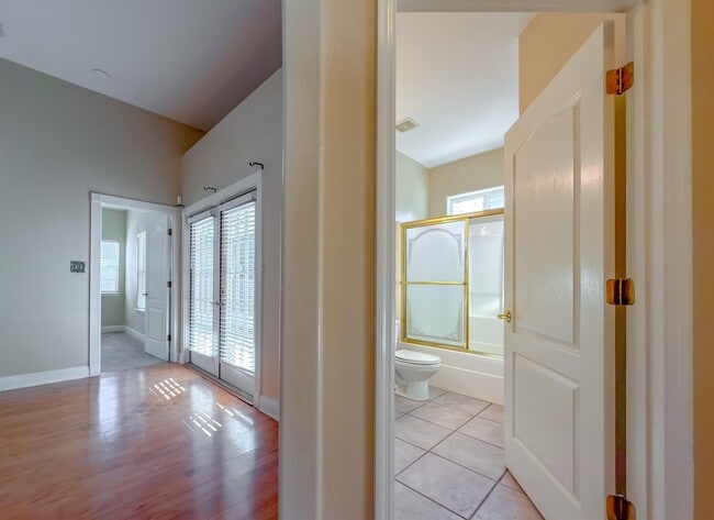 Building Photo - 3327 Dartmouth Dr