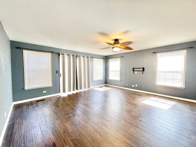 Building Photo - 433 Gloria Ln