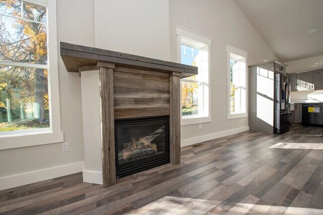 Building Photo - Beautiful and Spacious 3 Bed, 2.5 Bath Hom...