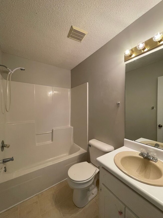 Building Photo - Foxhill Commons - 12 Month Minimal Lease!