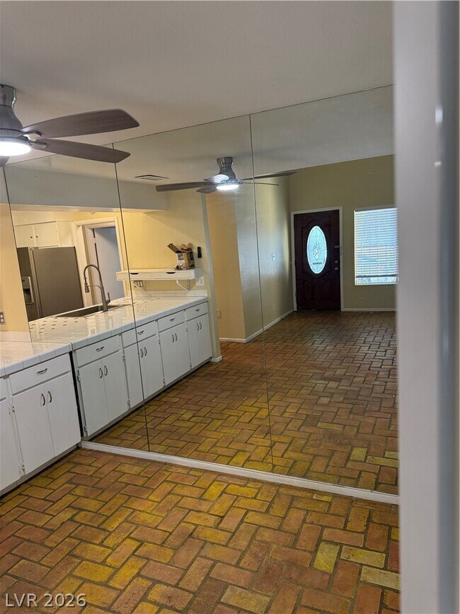 Building Photo - 1390 Hialeah Dr