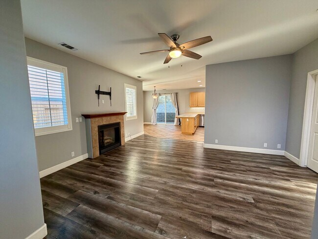 Building Photo - Beautiful 3 Bedroom 2.5 Bathroom Single Fa...