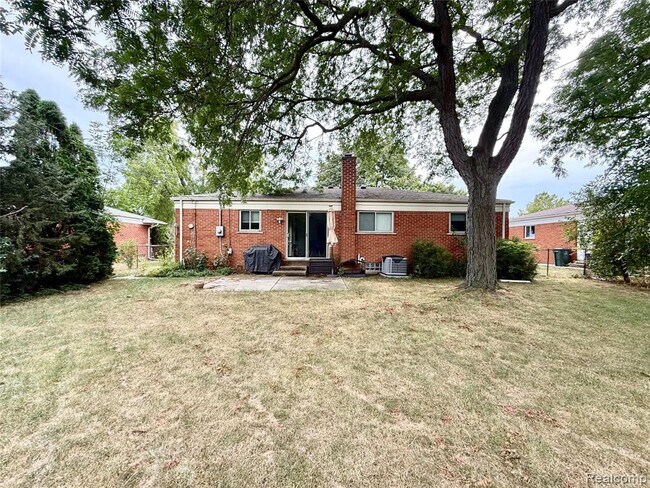 Building Photo - 2857 Sherbourne Dr