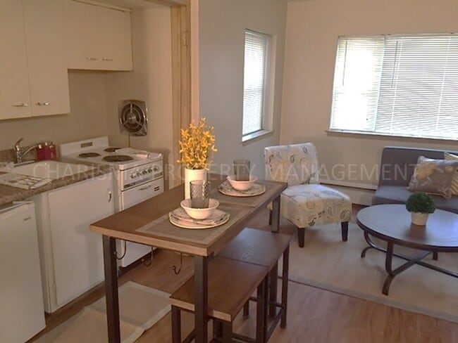 Building Photo - 700 S Summit Ave