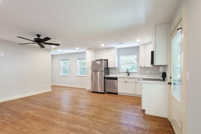 Building Photo - Beautiful and Spacious 1/1 Apt Unit in His...