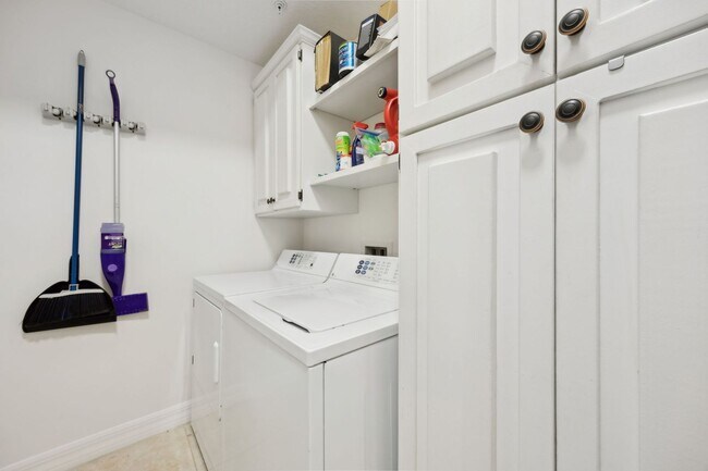 Building Photo - WALK TO THE BEACH!