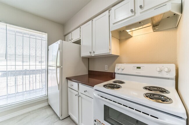 Building Photo - 6202 Skyline Dr