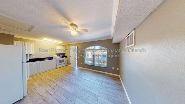 Building Photo - 2224 Fan Palm Dr