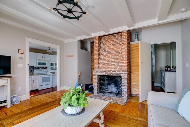 Building Photo - 35 Pelham St