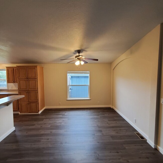 Building Photo - 5 bedroom : 3 bath Home with a Garage in Tangent