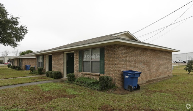 Building Photo - Potpourri South Apartments