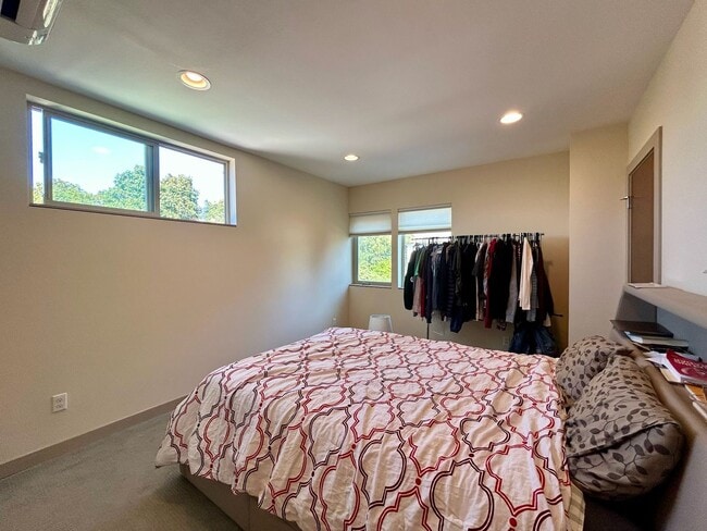 Building Photo - Capitol Hill/Cherry Hill Townhouse
