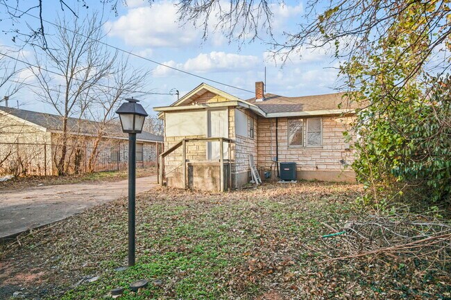 Building Photo - 1524 NE 8th St