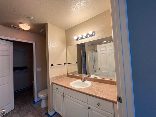 Building Photo - Beautiful 2-bedroom, 2-bath Condo available in sought after Admirals Walk private gated community.