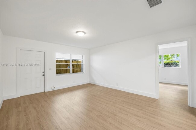 Building Photo - 2033 Dewey St