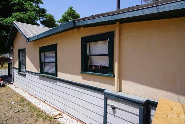 Building Photo - 410 7th St