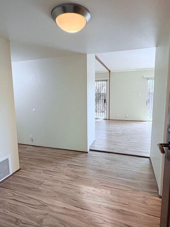 Building Photo - Lovely 2 Bedroom and 2 Bathroom Condo w/ Den! Lots of Space! *SPECIAL OFFER 1/2 Off First Month's...