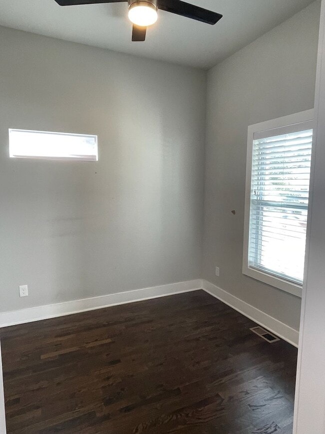 Building Photo - Convenient Living in West End