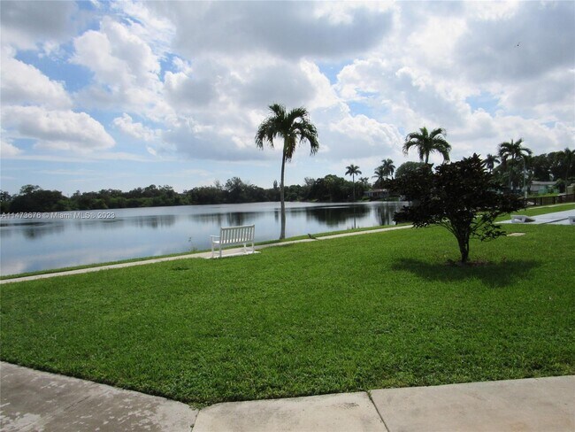 Building Photo - 2200 Park Ln