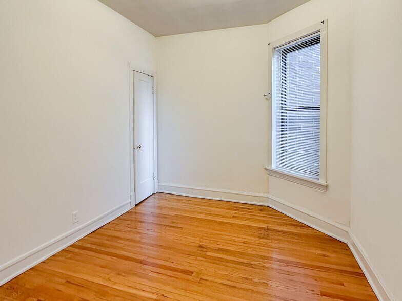 Building Photo - 3056 N Greenview Ave