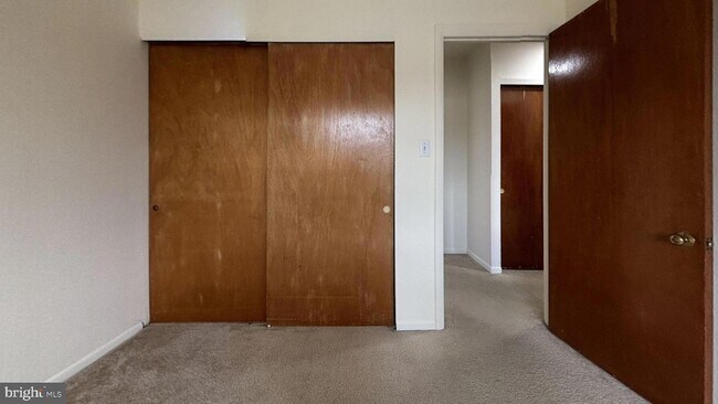 Building Photo - 910 Fox Chase Rd