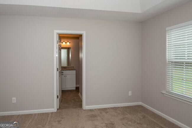 Building Photo - 70 Savoy Park Dr