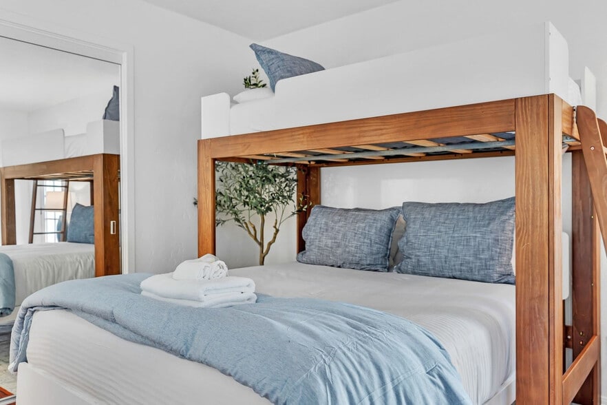 Building Photo - 4585 Saratoga Ave