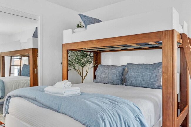 Building Photo - 4585 Saratoga Ave