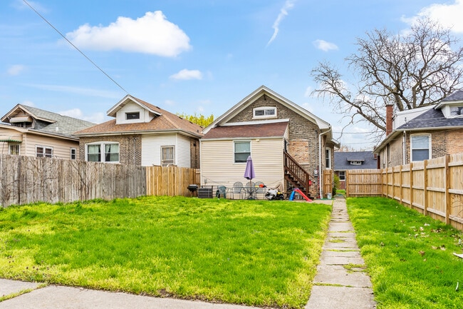 Building Photo - 7938 S Bennett Ave