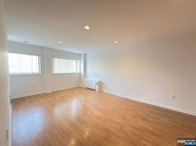 Building Photo - 2180 Center St