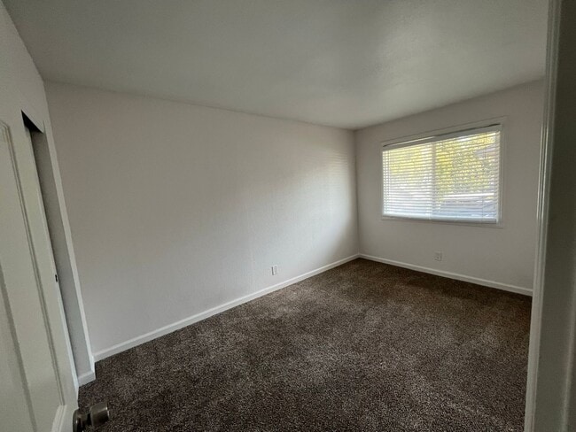 Building Photo - Spacious 3 Bedroom 1.5 Bath!!