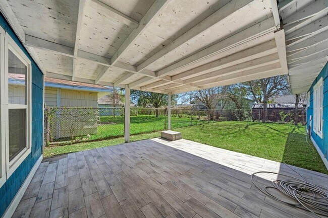 Building Photo - 105 Pompano Ave