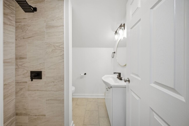 Building Photo - 1115 Kelly Ave