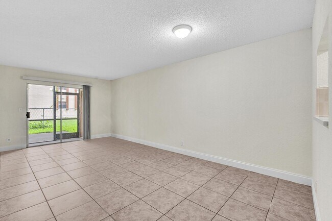 Building Photo - 2510 Riverside Dr