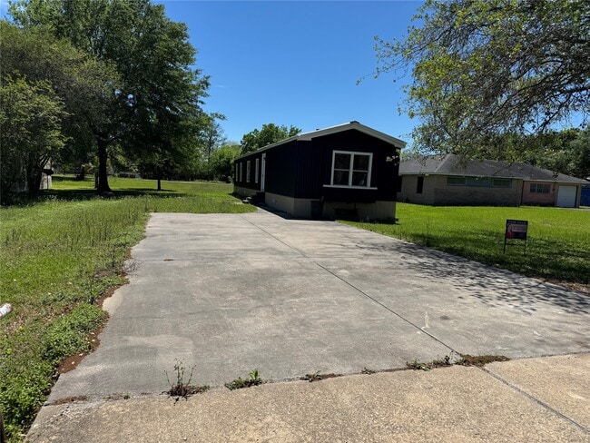 Building Photo - 1915 W Sealy St