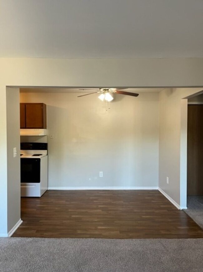 Building Photo - Charming 1 bedroom/1 bathroom apartment ne...