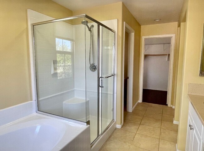 Building Photo - 4 bed 3 bath home in the heart of Simi Val...