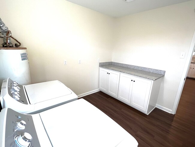 Building Photo - Updated 3 Bedroom Home with All Appliances & Double Garage