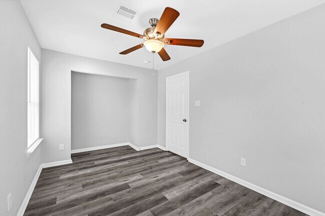 Building Photo - ASAP move in! Charming 3-Bedroom Home in the Heart of Conroe