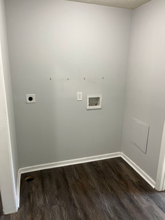 Building Photo - 1st Floor 2 Bed, 1 Bath Condo in Concord