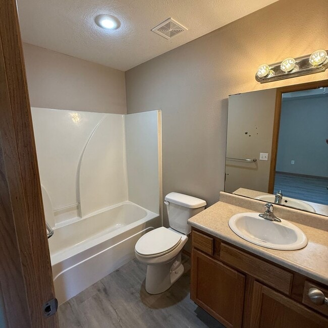 Building Photo - 2 bedroom 2 bath Duplex in Clever Won't la...