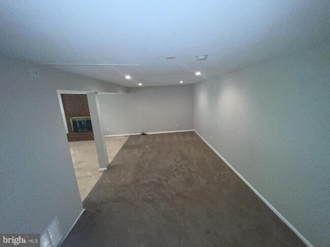 Building Photo - 6463 Honey Tree Ct